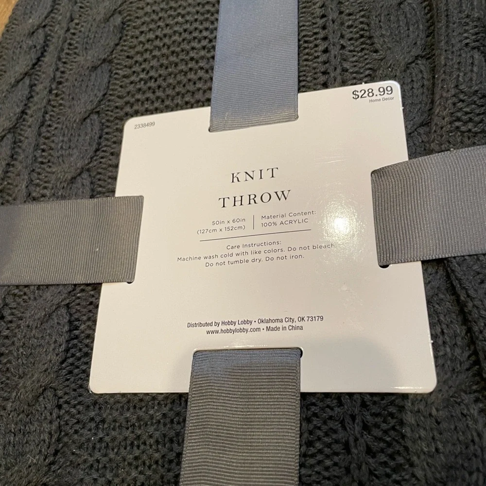 Set Of‎ 2 Throw Blankets Gray Woven and Cable Knit